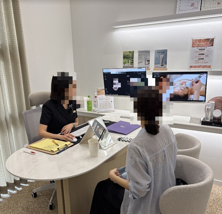 브이에스테틱 대구점 상담실 실제 사진 — 3D·AI 피부 분석 화면을 보며 진행하는 1:1 상담